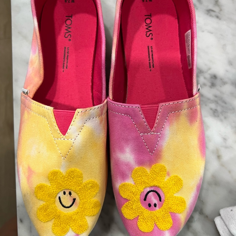 Womens Tom’s shoes size 7.5!